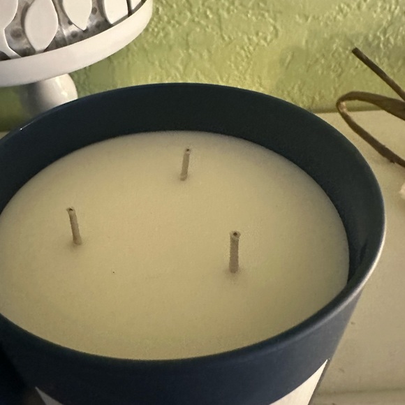 White Barn Mahogany Coconut Candle in Navy and White - Picture 4 of 5